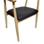 Πολυθρόνα Sandi  rubberwood σε φυσική απόχρωση με μαύρο pu μαξιλάρι 50x60x80εκ