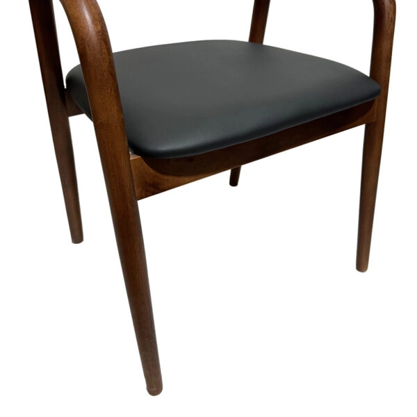 Πολυθρόνα Hogie  rubberwood καρυδί- μαύρο pu μαξιλάρι 61x60x76εκ