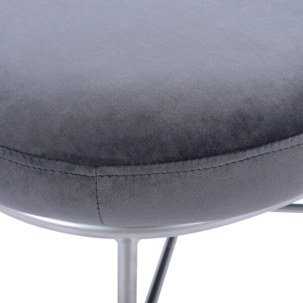 ΣΚΑΜΠΟ ΥΠΟΠΟΔΙΟ TRUDI HM8640.01 ΑΠΟ ΓΚΡΙ ΒΕΛΟΥΔΟ ΜΕ ΑΣΗΜΙ ΒΑΣΗ 55x46x38Υ εκ.