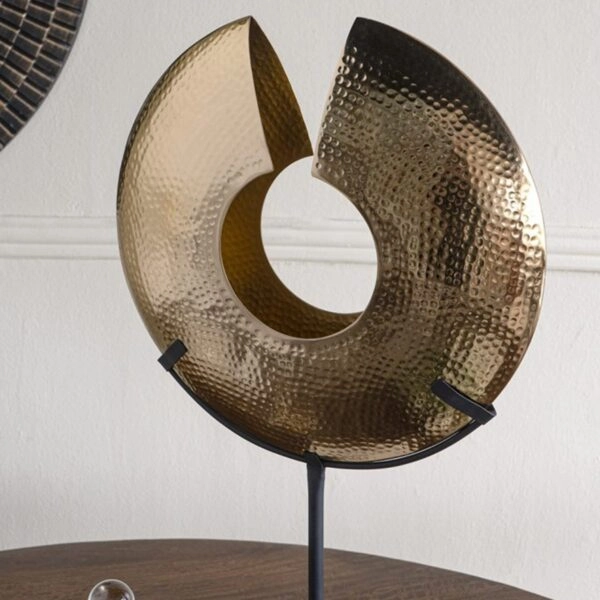 Artekko Zuccal Χρυσό Μεταλλικό Επιτραπέζιο Διακοσμητικό σε Λευκή Μαρμάρινη Βάση (35x10x59)cm