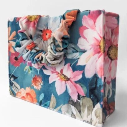 Χειροποίητη Τσάντα χειρός Scrunchie Twist it σε φλοράλ σχέδιο