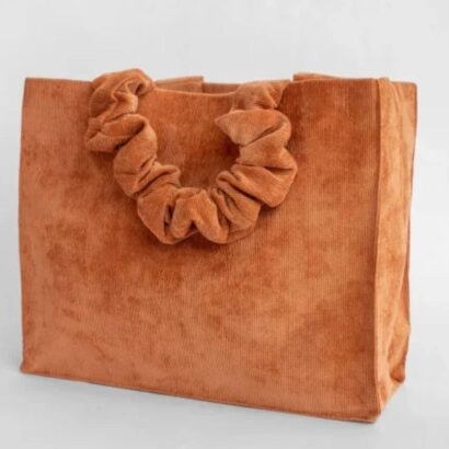 Χειροποίητη Τσάντα χειρός Scrunchie Twist it σε ανοιχτό καφέ χρώμα