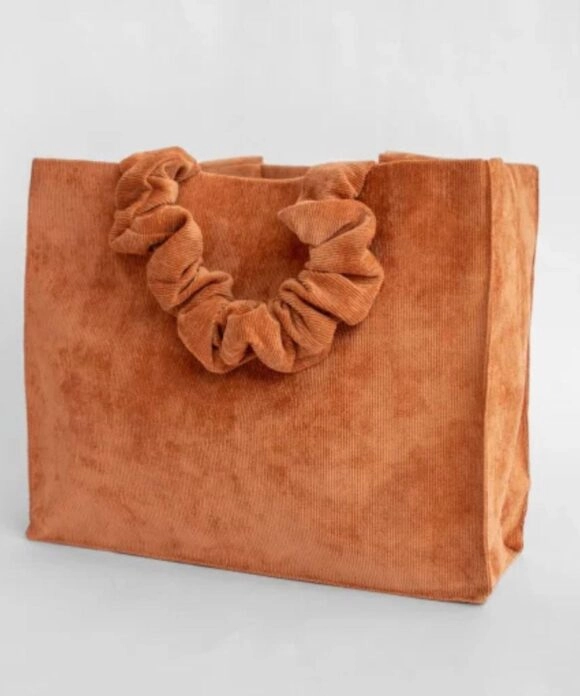 Χειροποίητη Τσάντα χειρός Scrunchie Twist it σε ανοιχτό καφέ χρώμα