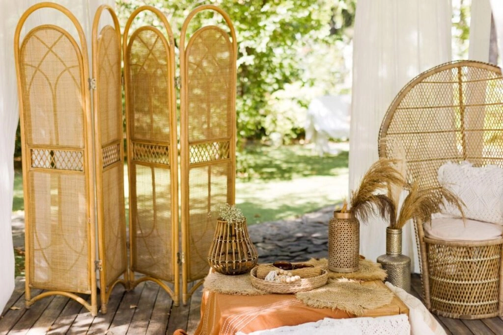 Boho διακόσμηση κήπου με ρατάν παραβάν, φυσικά υλικά και διακοσμητικά