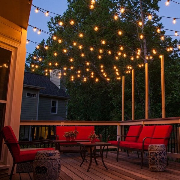 Βεράντα κήπου με καθιστικό και πολλές γιρλάντες φωτισμού για ζεστή ατμόσφαιρα