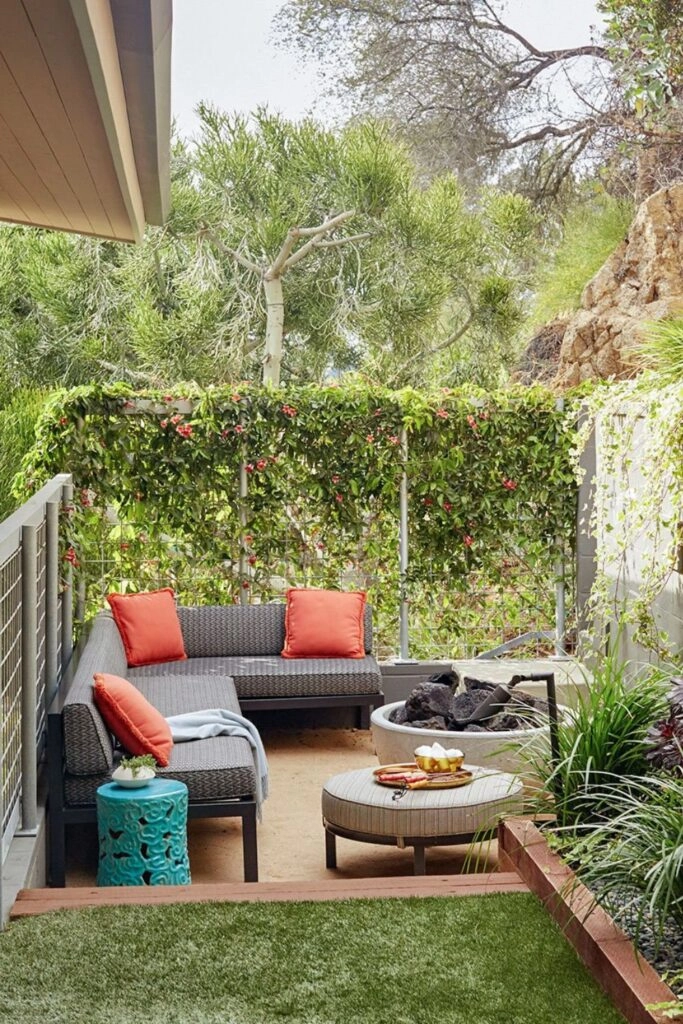 Ιδέα για μικρό κήπο με καθιστικό εξωτερικού χώρου και γκαζόν σε στενή αυλή