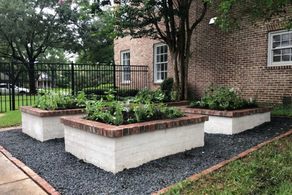 Υπερυψωμένα παρτέρια κήπου με λευκό τσιμέντο και κόκκινο τούβλο