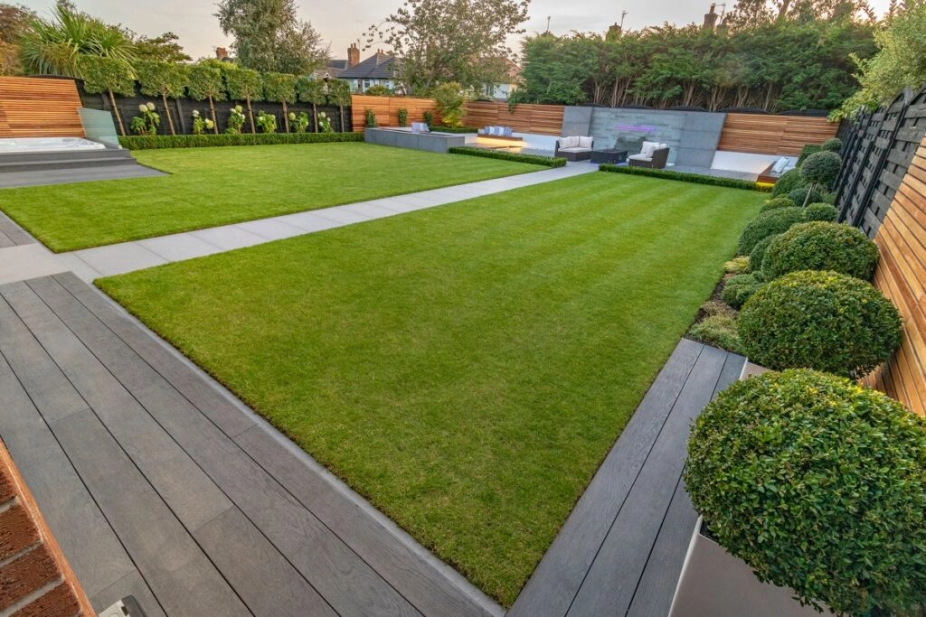 Μεγάλος κήπος με περιποιημένο γκαζόν και μοντέρνα διαμόρφωση αυλής