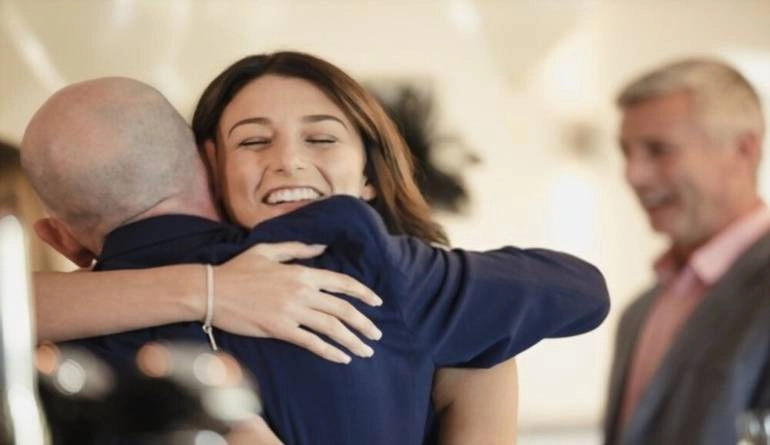 10 γλυκά τραγούδια για πατέρα και κόρη που συγκινούν! 6 Τρυφερή αγκαλιά της νύφης με τον μπαμπά της