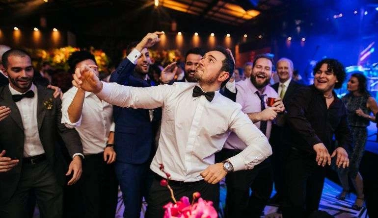 12 ιδέες που λατρεύουν οι καλεσμένοι σε γάμο! 14 Φίλοι γαμπρού διασκεδάζουν σε γάμο