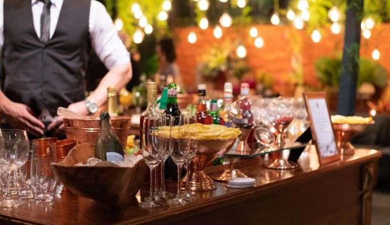 12 ιδέες που λατρεύουν οι καλεσμένοι σε γάμο! 4 Μπάρμαν σε open bar γάμου