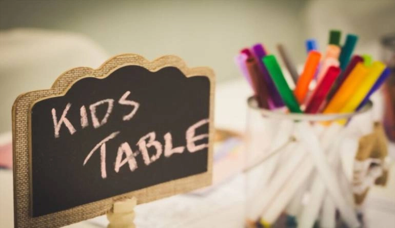 12 ιδέες που λατρεύουν οι καλεσμένοι σε γάμο! 20 Παιδικό τραπέζι ψυχαγωγίας σε γάμο