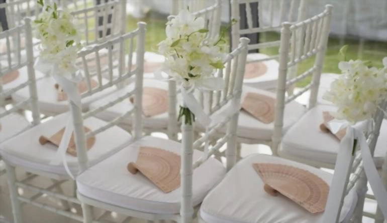 12 ιδέες που λατρεύουν οι καλεσμένοι σε γάμο! 18 Διακόσμηση λευκής καρέκλας σε γαμήλια τελετή
