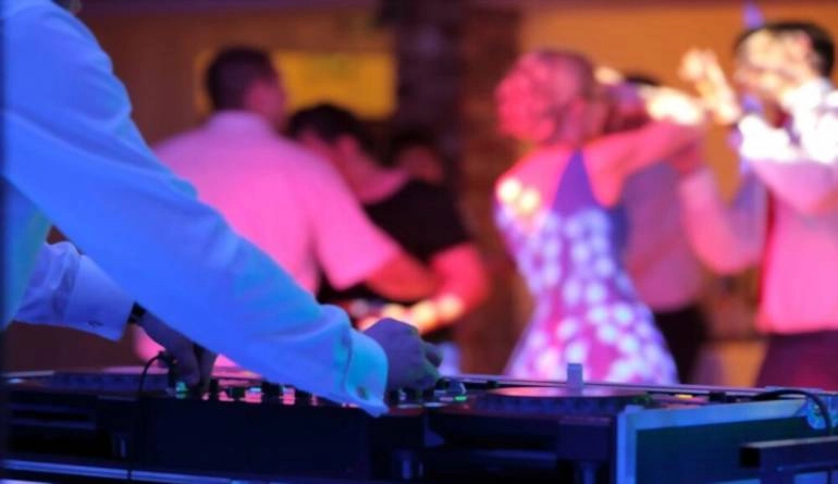 12 ιδέες που λατρεύουν οι καλεσμένοι σε γάμο! 2 Dj για γάμο