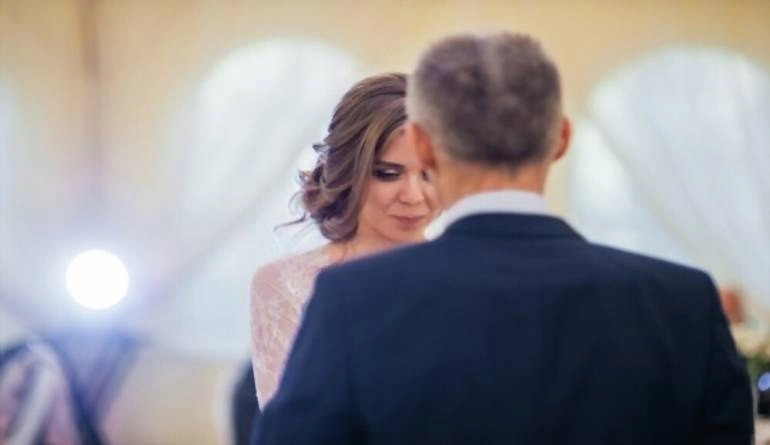 10 γλυκά τραγούδια για πατέρα και κόρη που συγκινούν! 3 Χορός της νύφης με τον μπαμπά της σε αμήχανη στιγμή