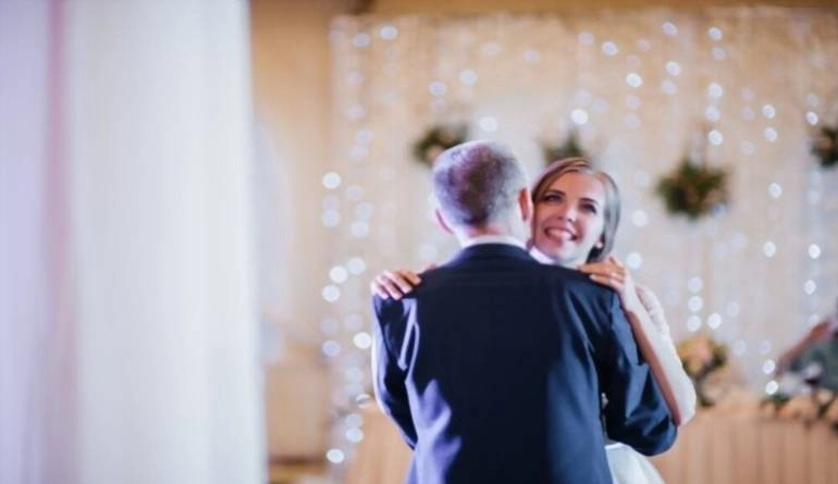 10 γλυκά τραγούδια για πατέρα και κόρη που συγκινούν! 5 Χαρούμενη νύφη χορεύει με τον πατέρα της