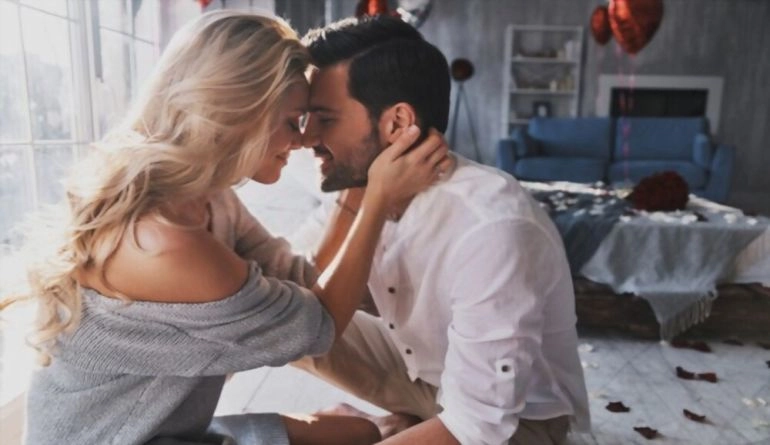 Επέτειος γάμου: 9 ιδέες για να γιορτάσετε την αγάπη σας 1 Όμορφο νεαρό ζευγάρι κάθεται στην κρεβατοκάμαρα