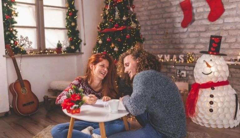 Επέτειος γάμου: 9 ιδέες για να γιορτάσετε την αγάπη σας 8 Ζευγάρι καθισμένο στο τραπέζι γράφει κάρτα επετείου γάμου