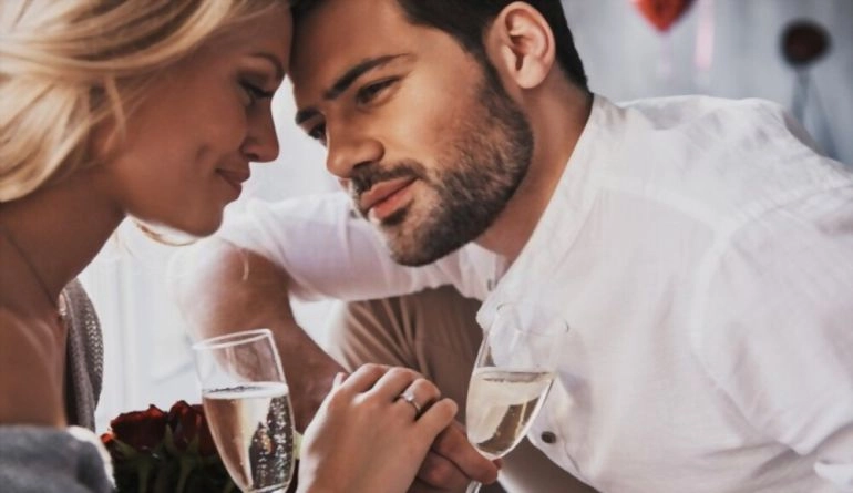 Επέτειος γάμου: 9 ιδέες για να γιορτάσετε την αγάπη σας 9 Όμορφο νεαρό ζευγάρι πίνει σαμπάνια στην επέτειο γάμου