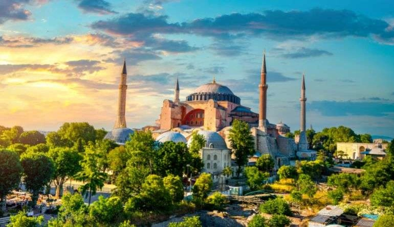 5 ονειρικοί προορισμοί για ταξίδι του μέλιτος στην Ευρώπη 7 Πανοραμική θέα απο thn Αγία Σοφιά στην Πόλη