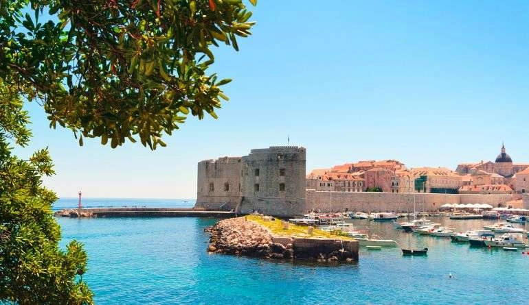 5 ονειρικοί προορισμοί για ταξίδι του μέλιτος στην Ευρώπη 5 Θέα απο την παλαιά πόλη του Ντουμπροβνίκ στην Κροατία