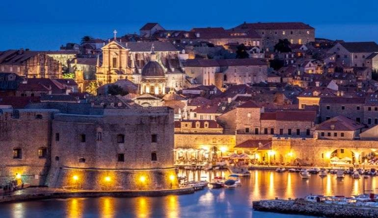 5 ονειρικοί προορισμοί για ταξίδι του μέλιτος στην Ευρώπη 6 Πανοραμική θέα απο την νύχτα στο Ντουμπρόβνικ