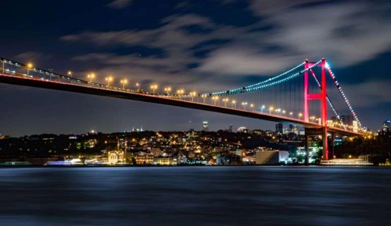 5 ονειρικοί προορισμοί για ταξίδι του μέλιτος στην Ευρώπη 8 Η γέφυρα του Βοσπόρου στην Κωνσταντινούπολη την νύχτα