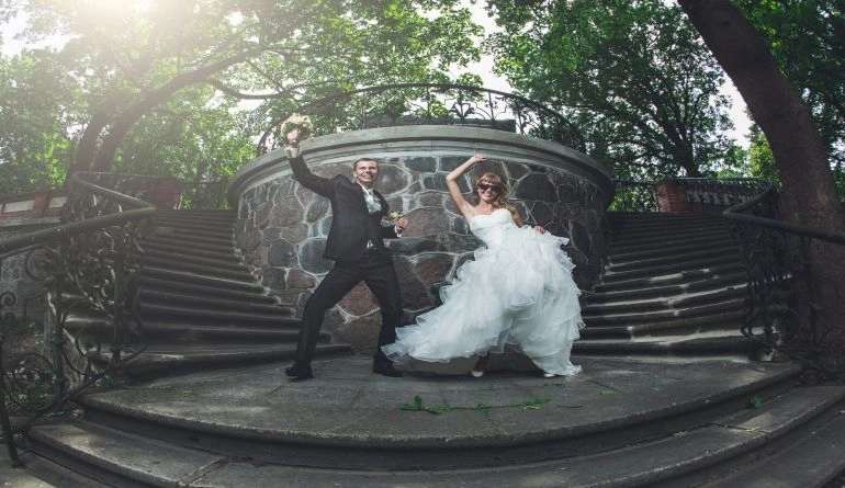 Τα don’ts του γάμου πριν και κατά τη διάρκεια | Bride’s Edition 8 Νίοπαντρο διασκεδαστικό ζευγάρι χορεύει στα σκαλιά