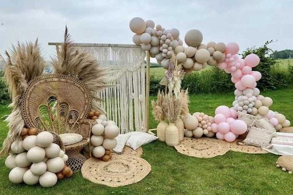 Boho βάπτιση: Μοναδικές ιδέες για ένα ζεστό chic event! 1 Boho Chic βάπτιση με ψάθινη καρέκλα, μπαλόνια και αψίδα