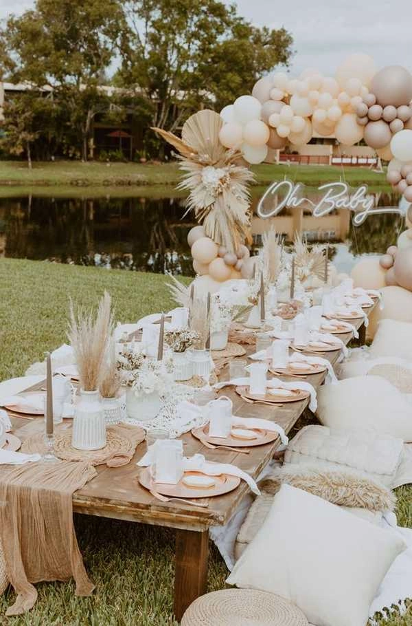 Boho βάπτιση: Μοναδικές ιδέες για ένα ζεστό chic event! 19 Διακόσμηση τραπεζιού boho chic βάπτισης με ξύλο, μαξιλάρες και μπαλόνια