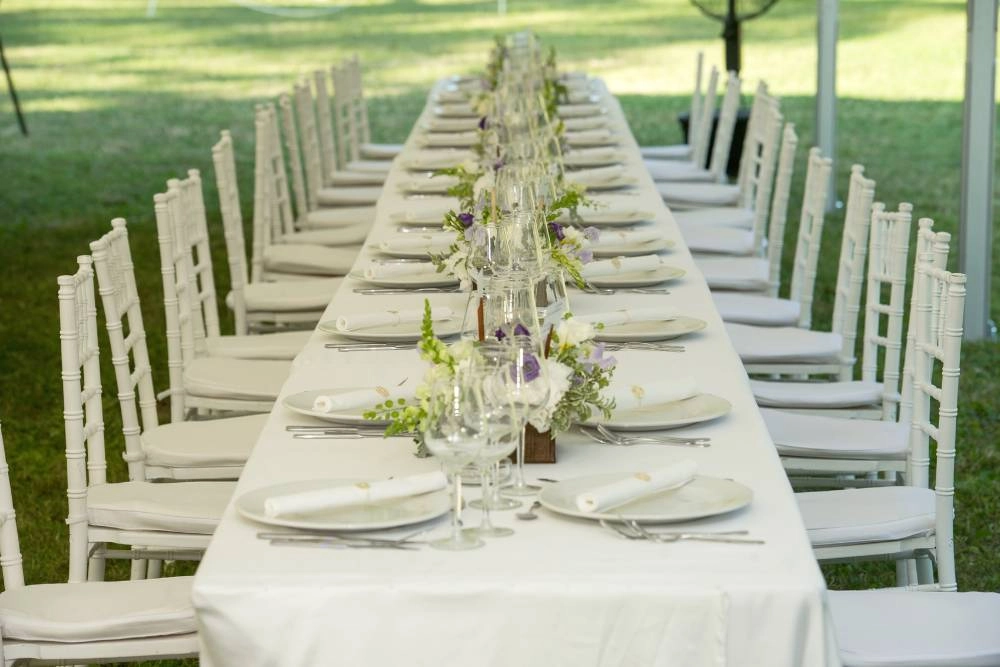 Στήσιμο τραπεζιού γάμου στο χορτάρι
