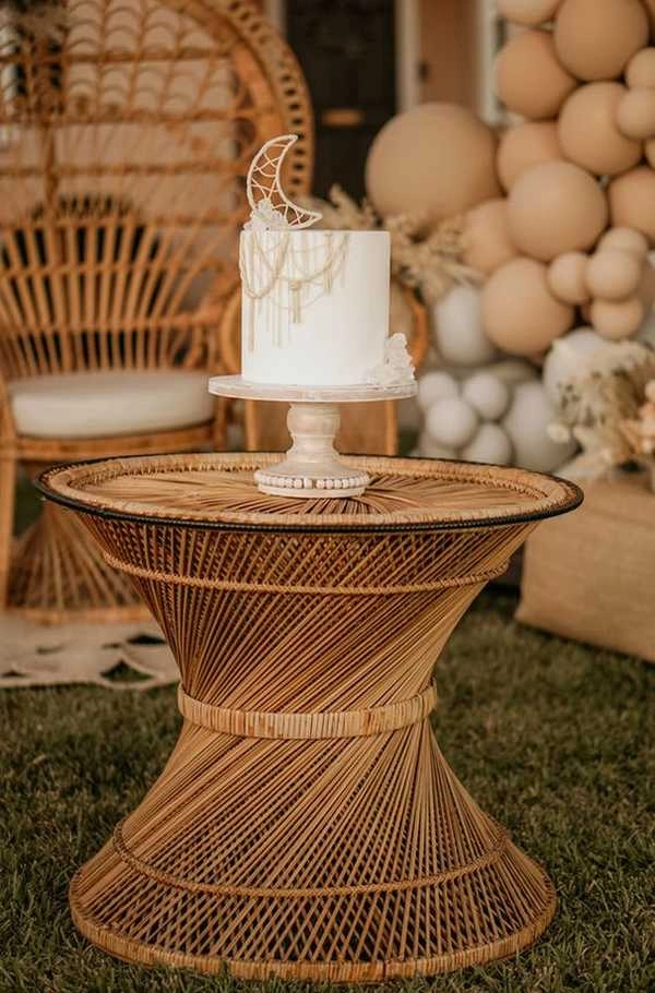 Boho βάπτιση: Μοναδικές ιδέες για ένα ζεστό chic event! 18 Απλή τούρτα για βάπτιση τοποθετημένη σε ψάθινο τραπέζι