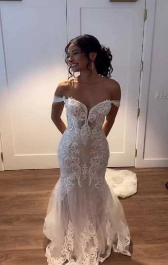 Όμορφή νύφη φωτογραφίζεται στο σπίτι της