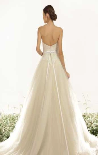 Όμορφή πλάτη νύφης ποζάρει στον φακό