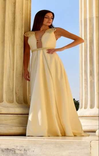 Νύφη με αρχαιοελληνικό νυφικό στην Ακρόπολη