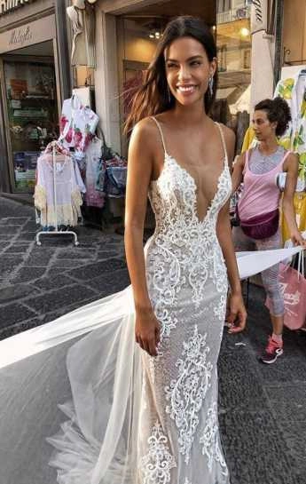 Νυφικό με δαντέλα και ανοιχτή πλάτη