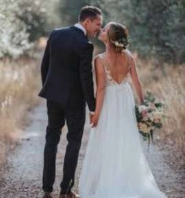 Γαμπρός και νύφη διασχίζουν τον δρόμο