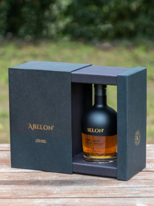 Δώρο κουμπάρου: 15 αξέχαστα δώρα για τον καλύτερο σου φίλο 12 Premium Organic Grape Spirit Giftbasket