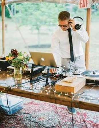 10+1 ερωτήσεις που πρέπει να κάνεις σε έναν Dj γάμου 3 DJ γάμου εν ώρα εργασίας