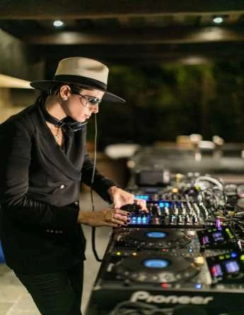 10+1 ερωτήσεις που πρέπει να κάνεις σε έναν Dj γάμου 9 Dj για γάμο με μηχανήματα