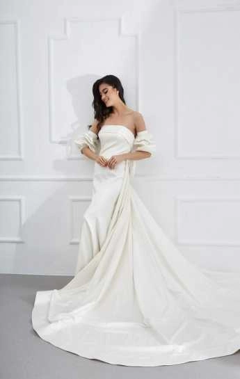 Μάξι νυφικό φόρεμα, στράπλες, σε σατέν ύφανση.