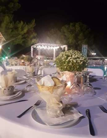 10+1 ερωτήσεις που πρέπει να κάνεις σε έναν Dj γάμου 8 Τραπέζι σε κτήμα γάμου