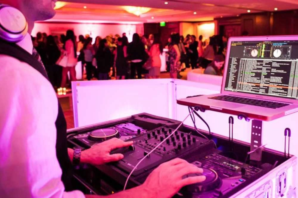 10+1 ερωτήσεις που πρέπει να κάνεις σε έναν Dj γάμου 1 Dj γάμου πίσω απο τα decks