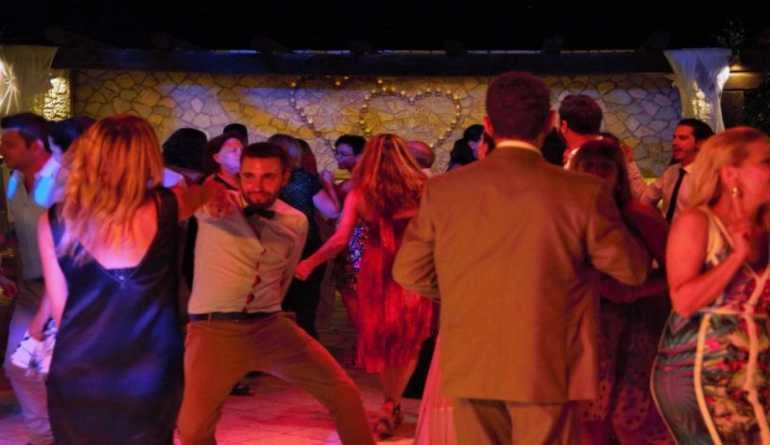 10+1 ερωτήσεις που πρέπει να κάνεις σε έναν Dj γάμου 11 Γαμήλιο πάρτι απο καλεσμένους
