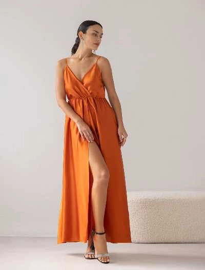 Φόρεμα μάξι σατέν με κρουαζέ μπούστο.