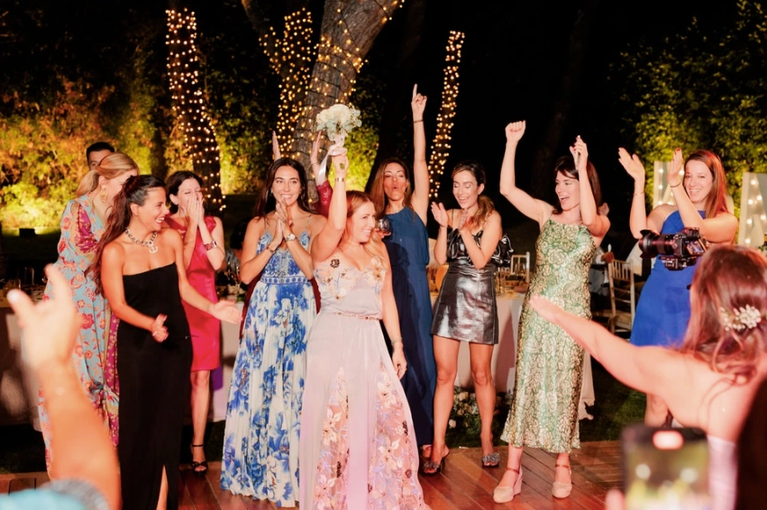 Η ελεύθερη πιάνει την νυφική ανθοδέσμη