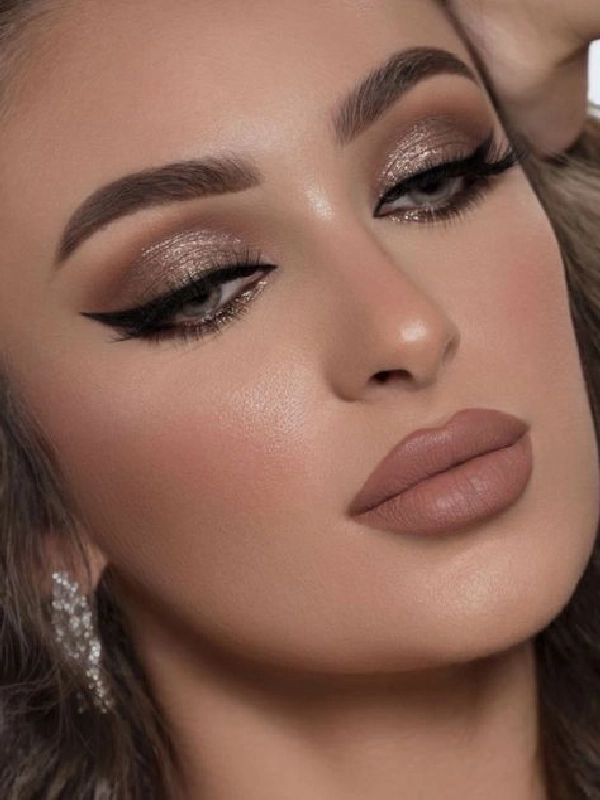 Όμορφη καστανή γυναίκα με φυσικό μακιγιάζ