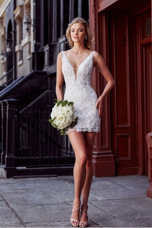 Υπέροχα Νυφικά για πολιτικό γάμο: Επιλέξτε το απόλυτο στυλ! 3 Λαμπερή Νυφη φωτογραφίζεται με ανθοδέσμη και κοντό νυφικό