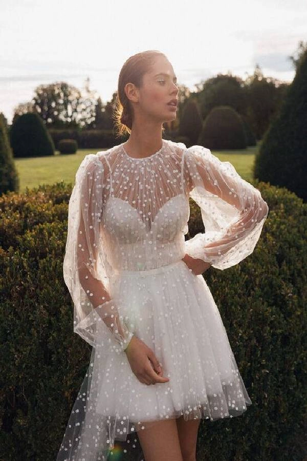 Υπέροχα Νυφικά για πολιτικό γάμο: Επιλέξτε το απόλυτο στυλ! 2 Κοντό νυφικό φόρεμα με δαντέλα και μακριά μανίκια