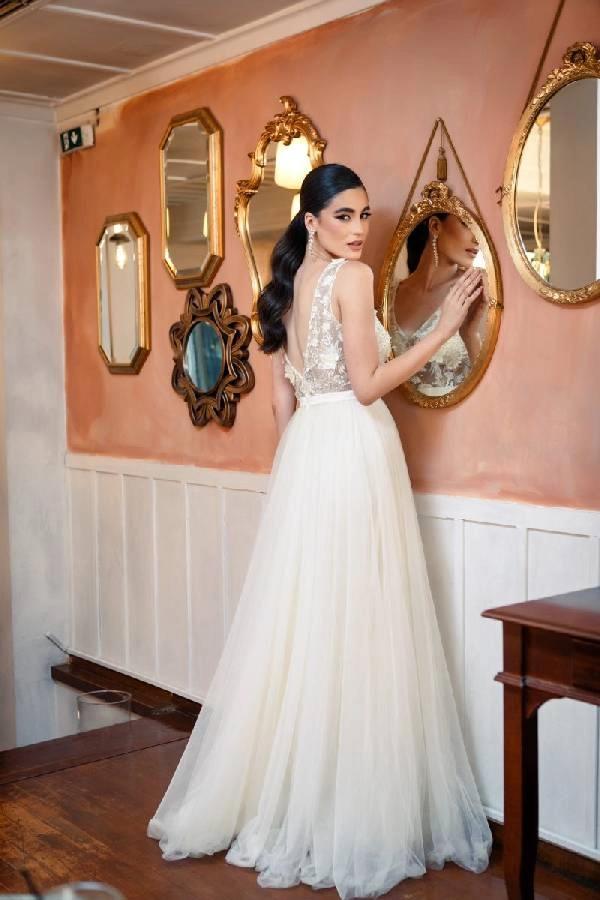 Υπέροχα Νυφικά για πολιτικό γάμο: Επιλέξτε το απόλυτο στυλ! 20 Μακρύ νυφικό φόρεμα με φούστα αποτελούμενη από πολλαπλά layers τουλιού.